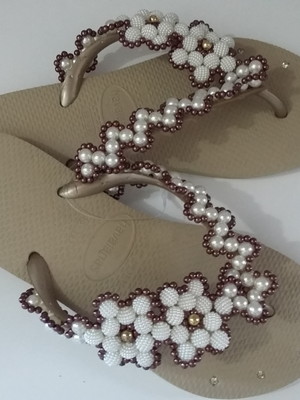 Chinelos havaianas customizados com pérolas