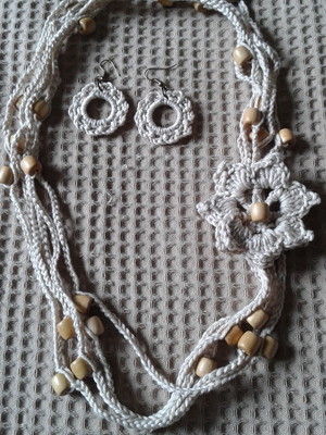 Conjunto de colar e brinco de crochê