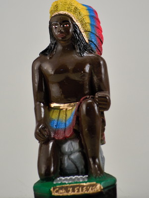 Imagem caboclo sete flechas escultura 100% em gesso puro