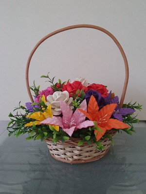 Cesta de flores com rosas e lírios