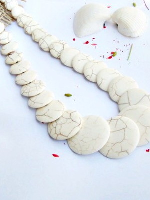 Colar pastilhas brancas - estilo