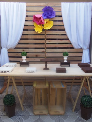 Aluguel kit painel pallet e mesa cavalete