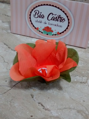 Forminha para doces finos laranja abóbora com folha verde