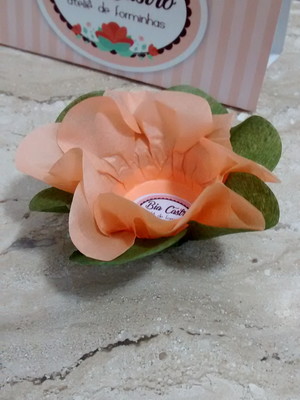 Forminha para doces finos laranja claro com folha verde