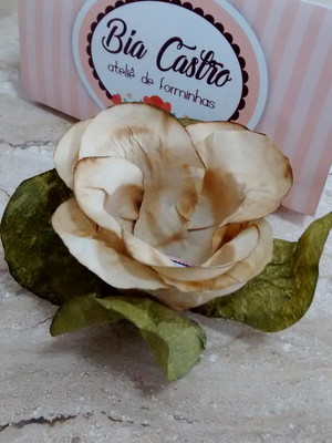 Forminha para doces finos rosa botão chá c\ folha verde