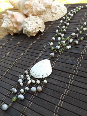 Colar verde com concha natural