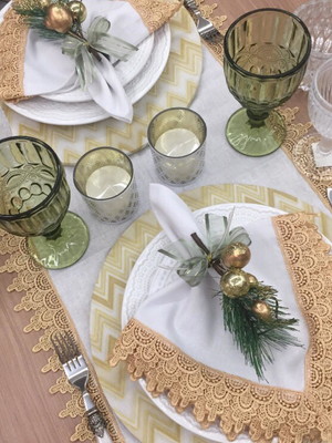 Trilho de mesa com renda