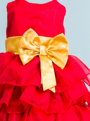 Vestido vernelho com laço dourado