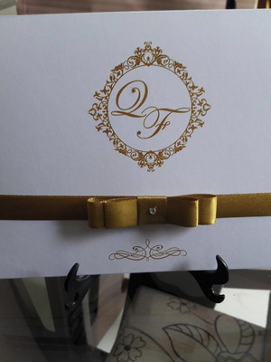 Convite dourado com laço