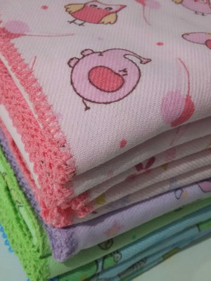Cueiro flanelado estampado 80x80 com crochê feito a maquina