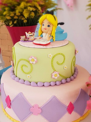 Aluguel bolo cenográfico biscuit alice