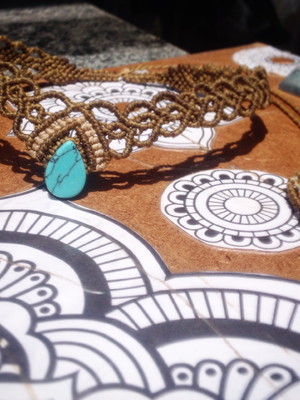 Chocker/headband em macramé com pedra .