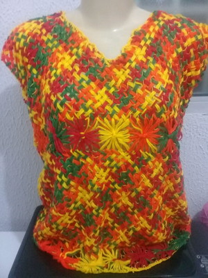 Blusa de bordado filé colorida