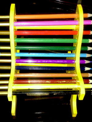 Objeto de decoração mdf, lápis de cores coloridos inclusos.