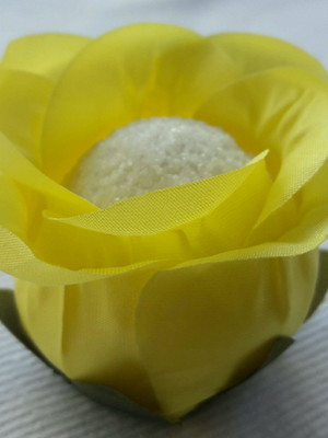Forminha botão de rosa - amarelo claro
