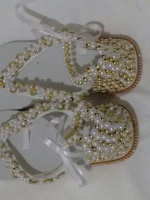 Sandália havaianas com calcanhar de pérolas