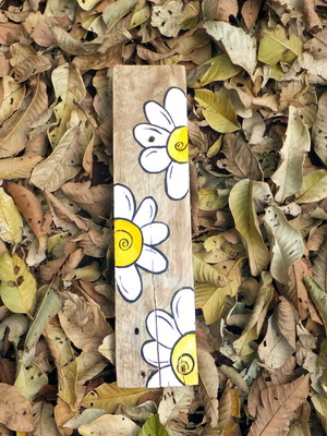 Quadro de palett com margaridas pintadas a mão