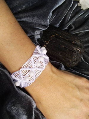 Pulseira em macramê com ágata branca