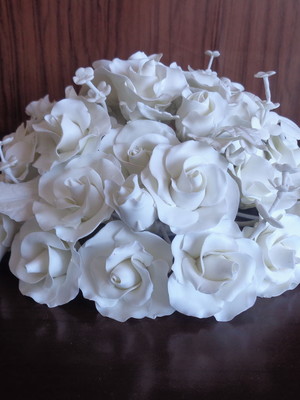 Topo de bolo com mini rosas e flores em porcelana fria