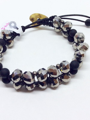 Pulseira em macramé de cristais prata e muranos pretos