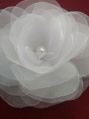 Flor de organza com perola no miolo 6 cm( 10 pçs)