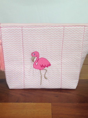 Necessaire com chevron rosa e flamingo