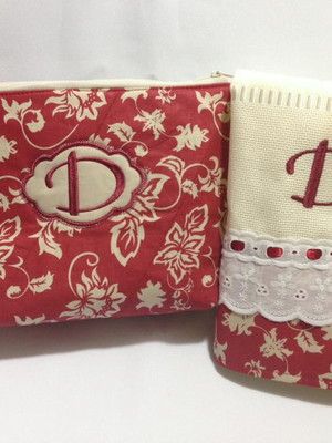 Necessaire com inicial e toalha de lavabo personalizada