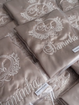 Robe personalizado com brasão noiva, madrinha debutante