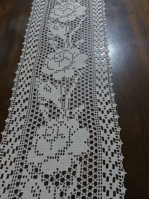 Caminho de mesa em croche