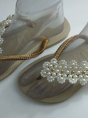 Chinelos decorados com pérolas