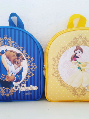 Bolsinha mochila 19x23 a bela e a fera
