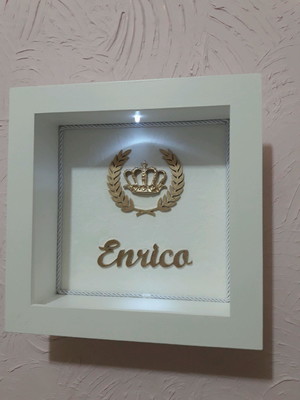 Quadro com coroa e led