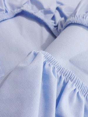 Lençol com elástico azul mini berço