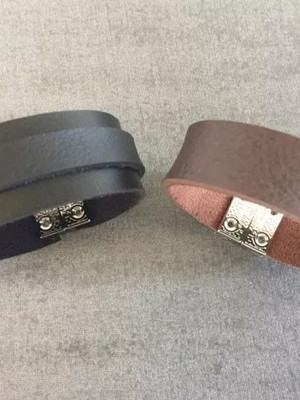 Kit com 2 pulseiras masculinas em couro e fecho magnético