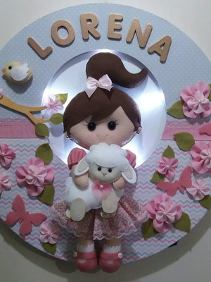 Enfeite de menina com ovelhinha