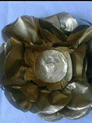 100 forminhas doces douradas ou prata.