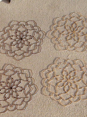 Aplique para scrap - recorte flor vazada - 6 unidades.