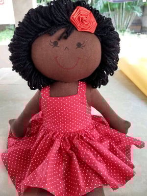 Boneca de pano negra vestido com poá