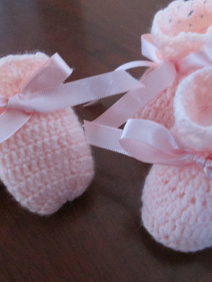 Sapatinho e luvinha de bebê em crochê rosa