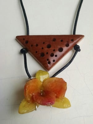 Colar com orquídea resinada e peroba rosa