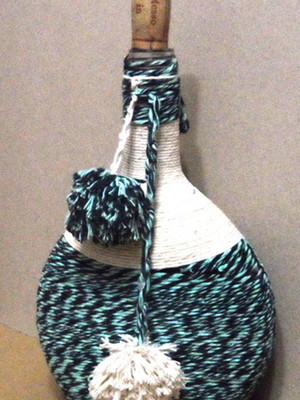 Garrafa decorada com barbante