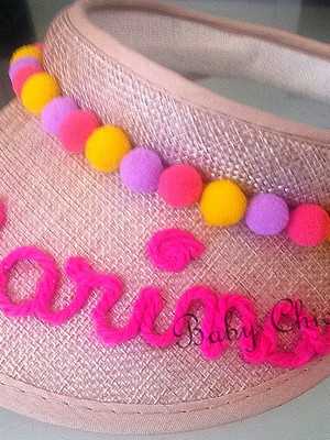 Viseira infantil de praia personalizada com nome e pompons
