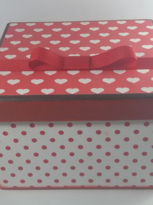 Caixa em mdf multiuso decorada com scrap de poá e corações