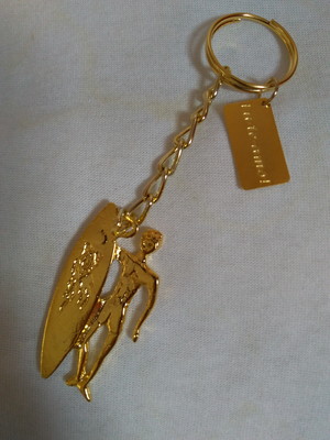 Chaveiro de surfista com placa.