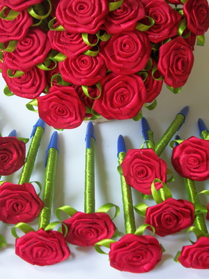 Canetas encapadas, decoradas com ponteira de rosas de cetim.