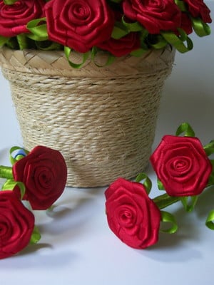 20 canetas decoradas com ponteira de rosa de cetim..