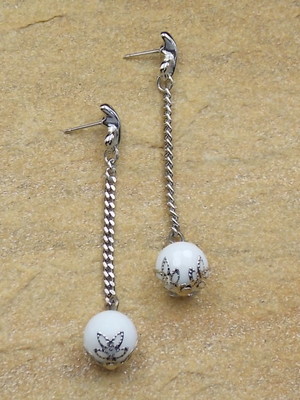 Brinco pendulo branco prateado pedra natural bijuterias