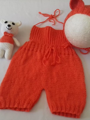Macacão com touca de tricô e amigurumi