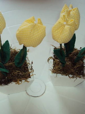 Mini vasinhos com tulipas amarelas