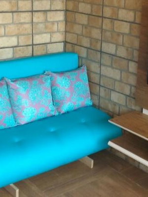 Futon de casal com base articulada de madeira.
